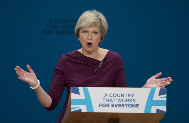 (161005) -- BIRMINGHAM, octubre 5, 2016 (Xinhua) -- La primera ministra britnica, Theresa May, pronuncia un discurso durante el ltimo da de la Conferencia del Partido Conservador, en Birmingham, Reino Unido, el 5 de octubre de 2016. La primera ministra de Reino Unido, Theresa May, declar el mircoles clausurada en Birmingham la conferencia anual del partido Conservador y dijo que su partido va a ocupar el terreno central de la poltica. (Xinhua/Str) (da) (fnc)