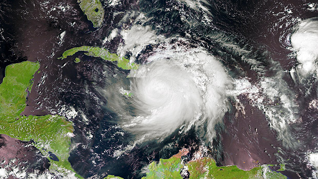 Imagem de satlite desta quarta (5) mostra o furaco Matthew sobre o leste da ilha de Cuba