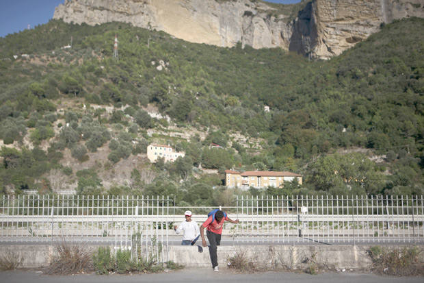 Migrantes cruzam estrada em Ventimiglia, ltima cidade italiana antes da Frana 