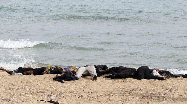 Corpos na praia de Garabulli, na Líbia, de imigrantes que tentavam atravessar para a Europa