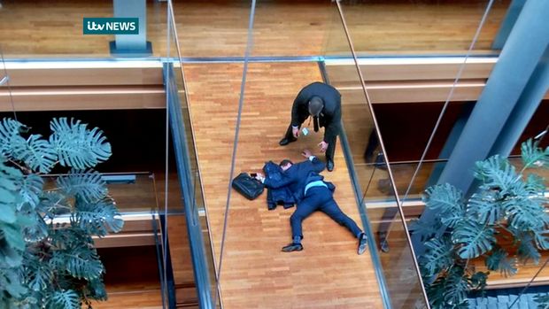 Imagem da ITV mostra o eurodeputado Steven Woolfe desmaiado aps brigar com colega
