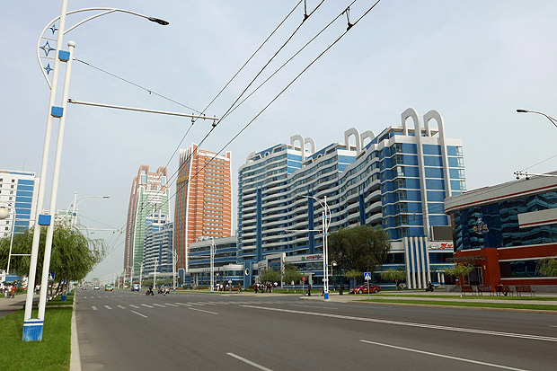 Rua dos Cientistas, concluda em 2015, com prdios residenciais em Pyongyang