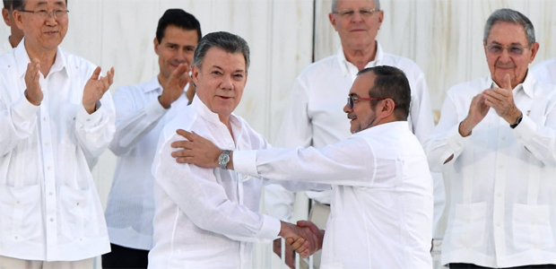 Santos (esq.), presidente da Colmbia, e Timochenko, lder das Farc, durante assinatura do acordo 