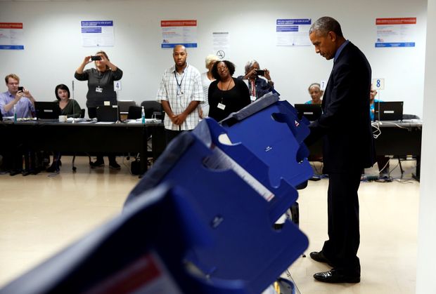 O presidente Barack Obama vota antecipadamente em Chicago nesta sexta-feira (7)