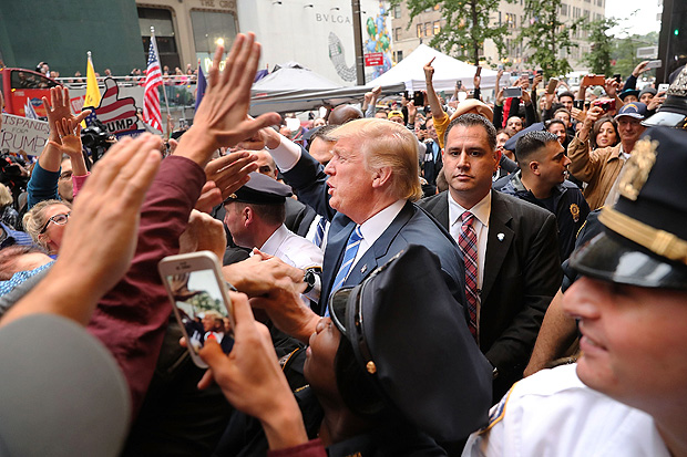 Trump sada seus apoiadores depois de sair da Trump Tower, em Nova York