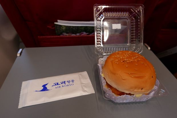 Tradicional hambúrguer adocicado servido no voo da Air Koryo, empresa aérea da Coreia do Norte
