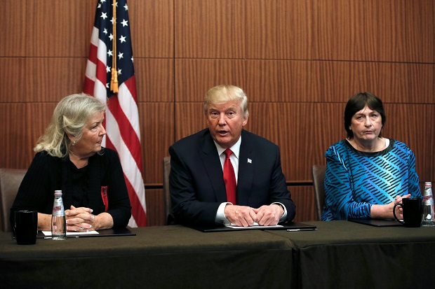 Donald Trump se encontra com mulheres que acusam Bill Clinton de assdio antes do debate presidencial