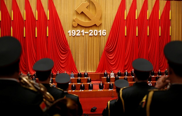 Militares e polticos celebram os 95 anos de fundao do Partido Comunista Chins em evento no Grande Salo do Povo, em Pequim
