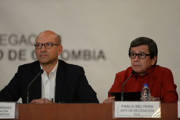 The head of the delegation of the Colombian government Mauricio Rodriguez (L) and Colombia's left-wing guerrilla National Liberation Army (ELN) delegate Pablo Beltran attend a joint press conference at the Foreign Ministry in Caracas, on October 10, 2016. "The government and ELN delegations have decided to launch talks on October 27 in Quito," according to the joint statement.