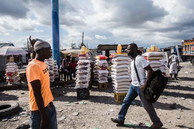 Comércio de alimentos doados por ONGs americanas em Les Cayes, cidade no sul do Haiti