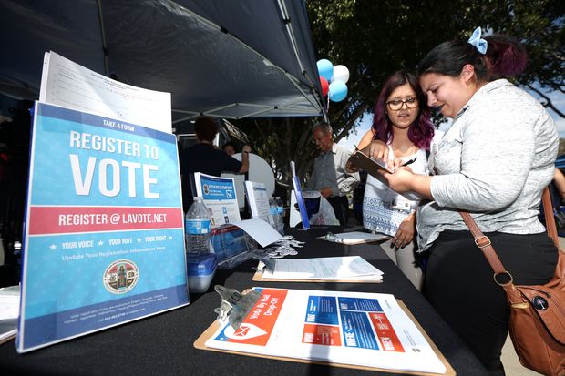 Eleitora se registra em Los Angeles, na Califrnia; voto nos EUA no  obrigatrio