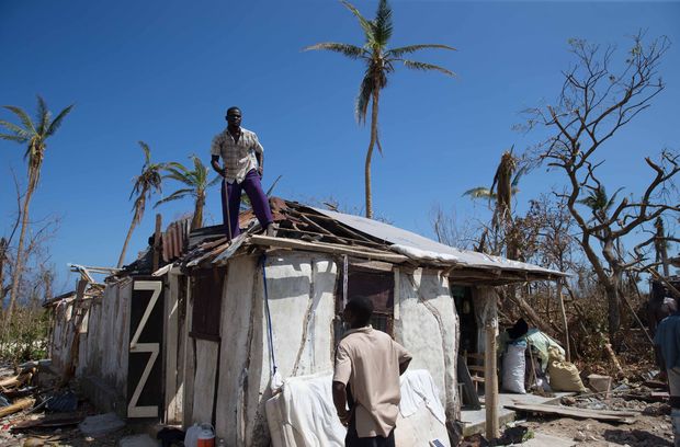  JEREMIAS - HAITI - 12.10.2016 - Haitianos na cidade de Jaremias apos os efeitos do furacao Matthew. (Foto: Danilo Verpa/Folhapress, MUNDO)