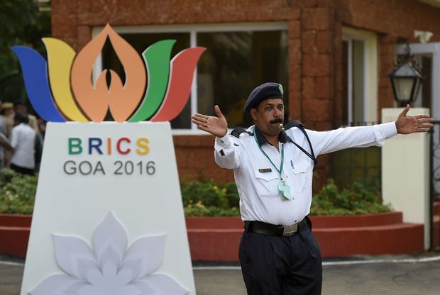  An Indian policeman directs the traffic near the Taj Hotel in Goa on October 14, 2016. The eighth annual BRICS summit, which will be attended by the heads of state or heads of government of the five member states Brazil, Russia, India, China and South Africa, will be held in Goa from 15 - 16 October 2016. / AFP PHOTO / Prakash SINGH