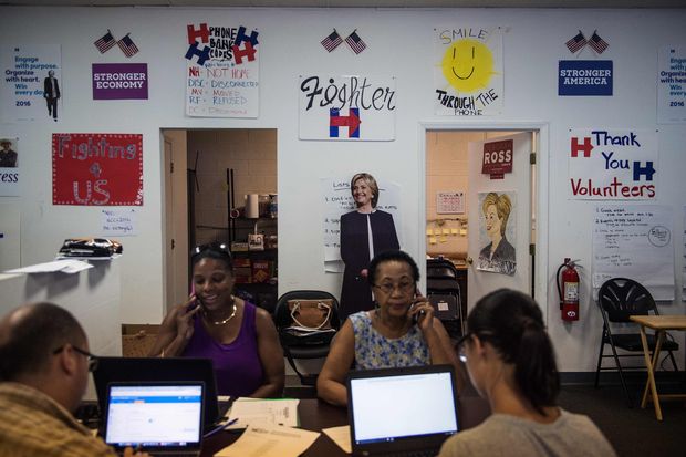 Voluntrios trabalham em escritrio de campanha de Hillary em Charlotte, na Carolina do Norte