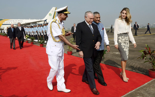 Presidente Michel Temer acompanhado da primeira-dama, Marcela, na chegada ao aeroporto de Goa, na ndia