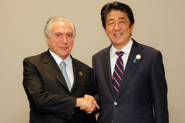O presidente Michel Temer cumprimenta o premi japons, Shinzo Abe, durante cpula do G20 na China, em setembro