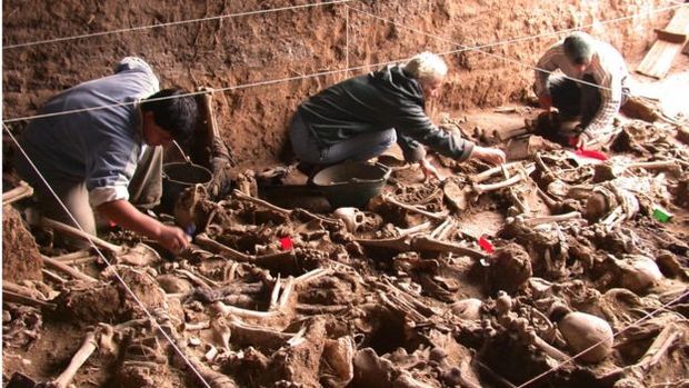 Abertura de covas onde estariam vtimas assassinadas foi feita com tcnicas usadas na arqueologia para no danificar ossadas