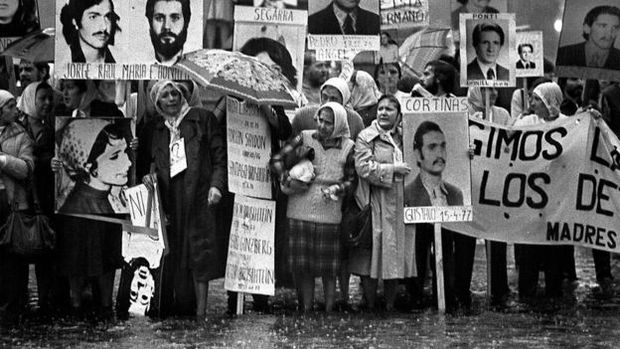 O grupo das mes da Praa de Maio foi a primeira organizao civil que denunciou o desaparecimento de jovens durante a ditadura militar da Argentina