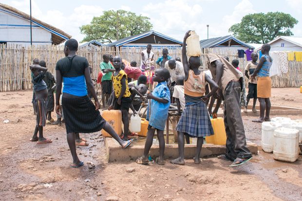 Jovens do Sudao do Sul fazem fila em centro de estada temporaria Nyumanzi, em Uganda