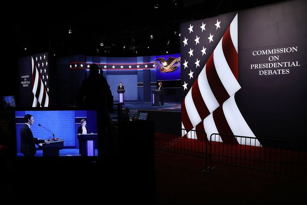 Dubls de Donald Trump e Hillary Clinton durante ensaio nesta tera para o debate final, em Las Vegas