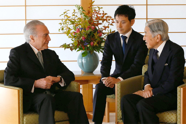 Temer rene-se com o imperador do Japo, Akihito (dir.); encontro durou 28 minutos