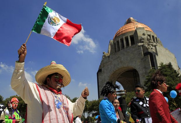 Palhao agita bandeira mexicana durante conferncia da categoria na Cidade do Mxico nesta semana