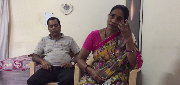 NOVA DELI, INDIA, Badri e Asha Singh, pai e me de Jyoti Singh, a jovem que morreu aps ser estuprada por seis homens em um nibus em Nova Deli em dezembro de 2012, do entrevista para a Folha, na sua casa, no subrbio de Nova Dli.