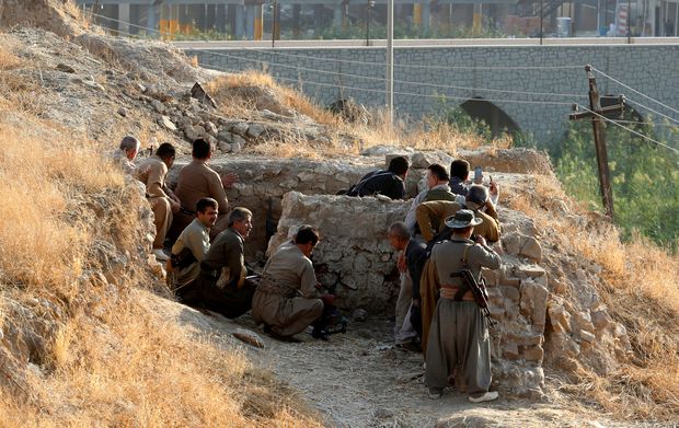 Combatentes curdos se protegem aps Estado Islmico atacar Kirkuk, no Iraque 