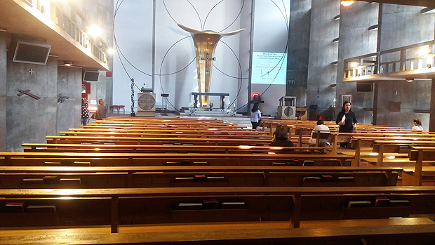 Interior da igreja de Santo Anselmo, em Meguro, TÃ³quio, frequentada por imigrantes filipiinos, meia hora antes da missa das 12h que, aos domingos, Ã© em inglÃªs