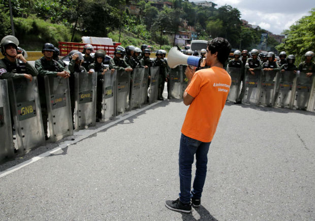 A demonstrator speaks to members of Venezuelan National Guard during a student rally demanding a referendum to remove Venezuela's President Nicolas Maduro in Caracas, Venezuela October 24, 2016.