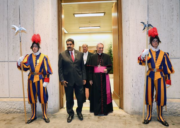 O presidente Nicols Maduro ( esq.)  recebido no Vaticano para audincia privada com o papa Francisco