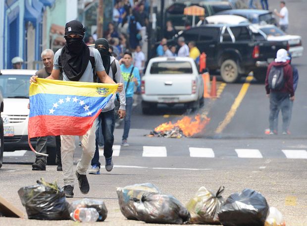 Estudantes durante protesto contra o presidente Maduro em San Cristbal, no extremo leste da Venezuela