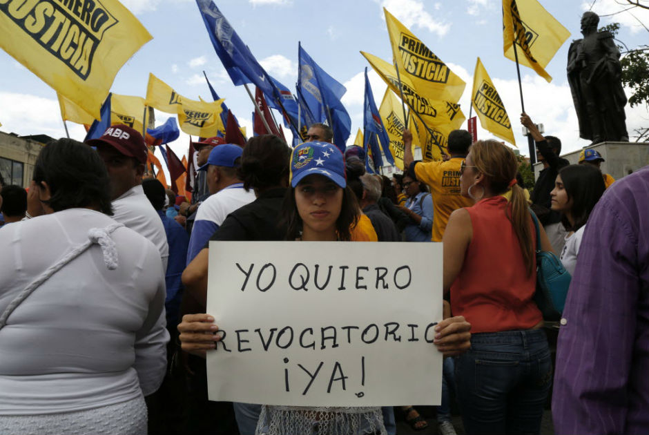 CARACAS, septiembre 7, 2016 (Xinhua) -- Una mujer sostiene un cartel durante una protesta en la Plaza Brion de Chacaito, en Caracas, Venezuela, el 7 de septiembre de 2016. De acuerdo con informacin de la prensa local, los manifestantes exigen al Consejo Nacional Electoral (CNE) establecer una fecha para la recoleccin de firmas que requiere la convocatoria del referendo revocatorio contra el presidente de Venezuela, Nicols Maduro.