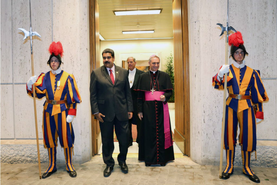 Handout picture released by the Venezuelan presidency showing Venezuelan President Nicolas Maduro (2-L) heading for a meeting with Pope Francis at the Vatican on October 24, 2016. Venezuela's socialist government and the opposition aim to open talks on October 30 to resolve the political crisis in the volatile nation, a Vatican envoy said on Monday. Pope Francis granted Venezuelan President Nicolas Maduro a surprise private audience at the Vatican in the midst of a deep political crisis in the South American country. / AFP PHOTO / Venezuelan Presidency / Marcelo GARCIA / RESTRICTED TO EDITORIAL USE - MANDATORY CREDIT "AFP PHOTO / VENEZUELAN PRESIDENCY / MARCELO GARCIA / HO " - NO MARKETING NO ADVERTISING CAMPAIGNS - DISTRIBUTED AS A SERVICE TO CLIENTS