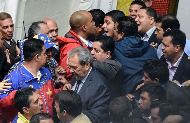Deputados chavistas e opositores discutem em sesso da Assembleia que aprovou iniciar julgamento de Maduro