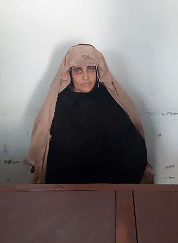 In this handout photograph released by Pakistan's Federal Investigation Agency (FIA) on October 26, 2016, Afghan Sharbat Gula, the 'Afghan Girl' who appeared on the cover of a 1985 edition of National Geographic magazine, waits ahead of a court hearing in Peshawar. ---RESTRICTED TO EDITORIAL USE - MANDATORY CREDIT 