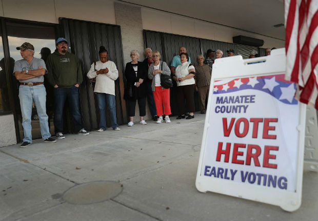 Eleitores aguardam para votar antecipadamente em Bradenton, na Flrida