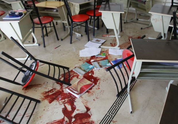 A picture shows the blood stained floor of a class room following rocket attacks carried out by Syrian rebels in the Shahba neighbourhood of the government-held side of Aleppo on October 27, 2016. At least six children were killed and 15 injured in the rebel attacks, Syrian state media said. The rocket fire in Aleppo hit two neighbourhoods in the west of the city, with one of the attacks striking a school. / AFP PHOTO / GEORGE OURFALIAN