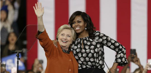 Hillary Clinton, e a primeira-dama, Michelle Obama, em comício nesta quinta (27) na Carolina do Norte
