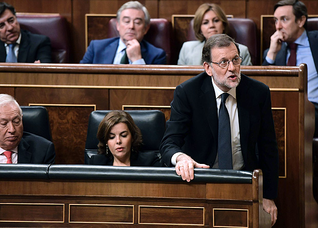 Spanish acting Prime Minister, Mariano Rajoy (bottom R) shouts his vote during the parliamentary investiture vote for a prime minister, at the Spanish Congress (Las Cortes) on October 29, 2016, in Madrid Spain turns the page on a 10-month political crisis today as lawmakers ready to vote the conservatives back in power, although at the head of a government with unprecedented opposition. / AFP PHOTO / JAVIER SORIANO