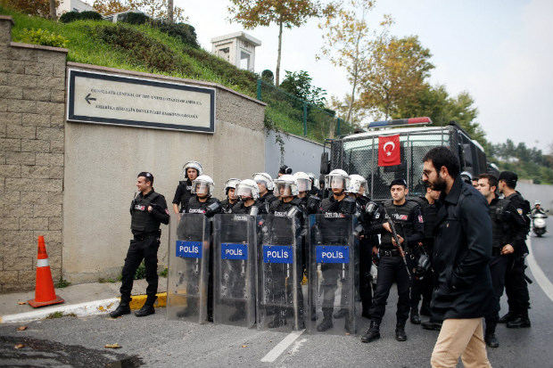 Policiais protegem a entrada do consulado americano em Istambul de manifestantes em 2015