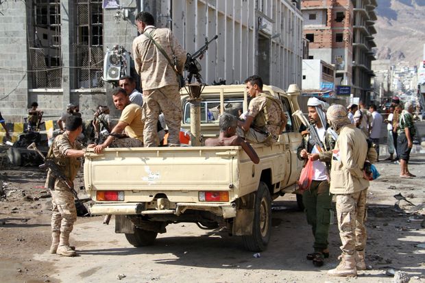 Foras de segurana iemenitas guardam local onde carro-bomba explodiu, perto do banco central, em Aden