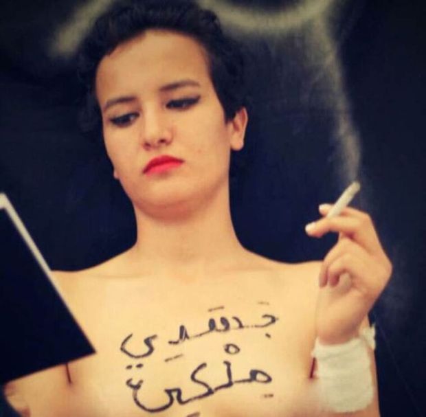 Amina Sboui publicou uma foto no Facebook com os seios � mostra e seguinte mensagem escrita no peito: 'Meu corpo pertence a mim