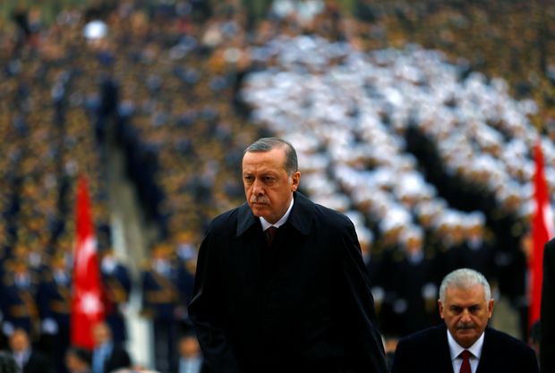 Turkey's President Tayyip Erdogan attends a Republic Day ceremony at Anitkabir, the mausoleum of modern Turkey's founder Ataturk, to mark the republic's anniversary as he is flanked by Prime Minister Binali Yildirim (R) in Ankara, Turkey, October 29, 2016. REUTERS/Umit Bektas ORG XMIT: ANK05