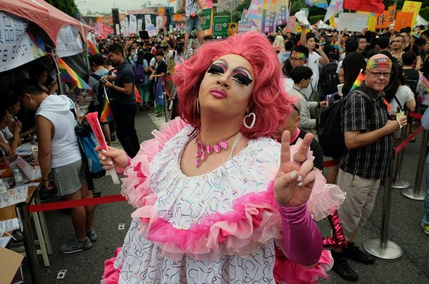 A participant poses during the annual Taiwan lesbian, gay, bisexual and transgender pride parade in Taipei on October 29, 2016. Thousands of the same-sex activists marched in the streets in front of the Presidential Palace in Taipei calling the public to respect marriage equality. / AFP PHOTO / SAM YEH ORG XMIT: SY3701