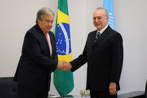  UN Secretary-General-designate Antonio Guterres (L) and Brazilian President Michel Temer shake hands during a meeting at the Planalto Palace in Brasilia on October 31, 2016. / AFP PHOTO / ANDRESSA ANHOLETE