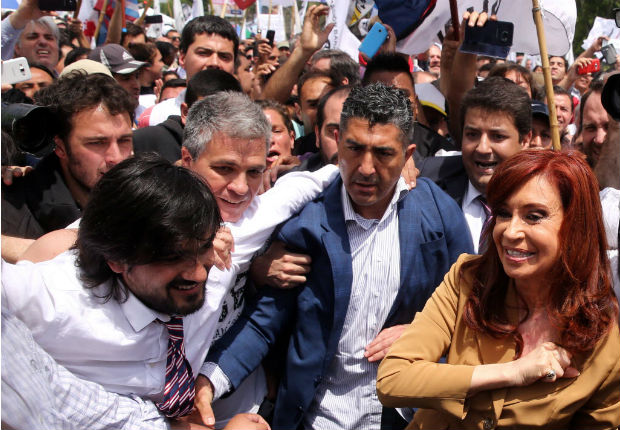 Former Argentine President Cristina Fernandez de Kirchner gestures as she walks amongst supporters after leaving court in Buenos Aires, Argentina, October31, 2016. REUTERS/Marcos Brindicci ORG XMIT: BAS114