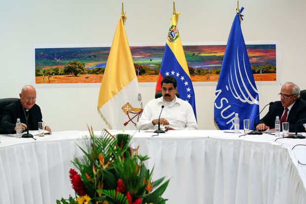 O presidente da Venezuela, Nicols Maduro, participa de reunio entre governo e oposio ao lado dos representantes do Vaticano (esq.) e da Unasul (dir.)