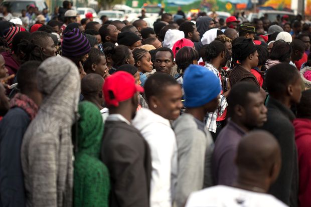 Haitianos em busca de asilo nos Estados Unidos se acumulam na fronteira do pas com o Mxico 
