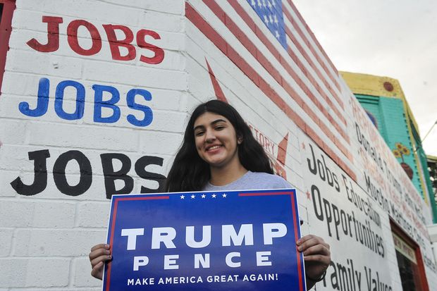  (161101) -- ARIZONA, noviembre 1, 2016 (Xinhua) -- Una mujer sostiene una pancarta de la campaa del candidato presidencial republicano, Donald Trump, en la ciudad de Nogales, estado de Arizona, Estados Unidos de Amrica, el 1 de noviembre de 2016. El 8 de noviembre se celebrarn las elecciones presidenciales en Estados Unidos de Amrica. (Xinhua/Florencia Downes/TELAM) (tl) (ma) (da)